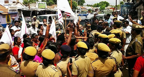 டாஸ்மாக் கடைக்கு பூட்டு போட முயன்ற பெண்கள்!