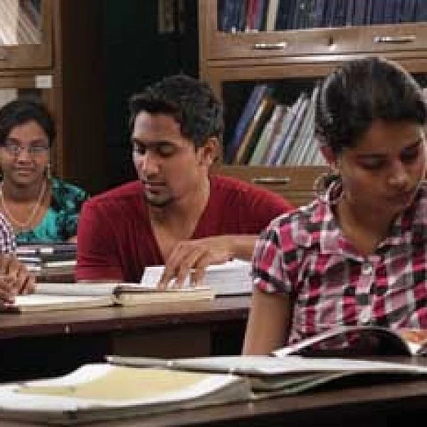 தொலைத்தூரக் கல்வியில் சேரலாமா? மாணவர்கள் குழப்பம்!