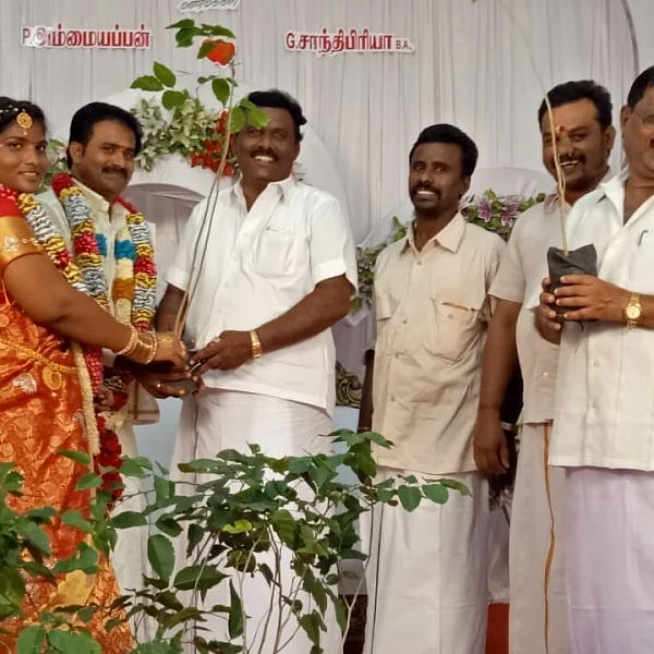 திருமணத்துக்கு வந்த உறவினர்களுக்கு இன்ப அதிர்ச்சி கொடுத்த புதுமணத் தம்பதி!