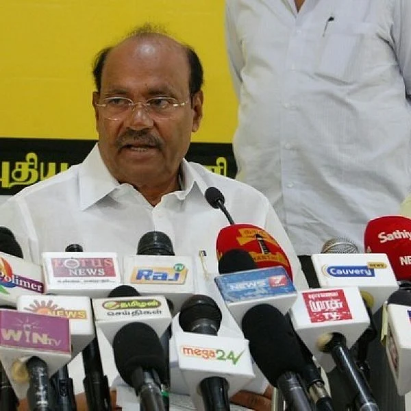 பி.இ தேர்வை ரத்துசெய்யும் மத்திய அரசு, நீட் தேர்வைக் கைவிடுவதில் தயக்கம் ஏன்? ராமதாஸ் கேள்வி