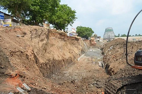 இடிந்து 2 ஆண்டாகியும் சீரமைக்கப்படாத திருவாரூர் கமலாலய குளத்தின் சுவர்!