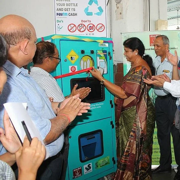 ``தண்ணீர் ₹10... பிளாஸ்டிக் பாட்டிலைத் திருப்பித் தந்தால் ₹5!"- அசத்தும் இந்தியன் ரயில்வே