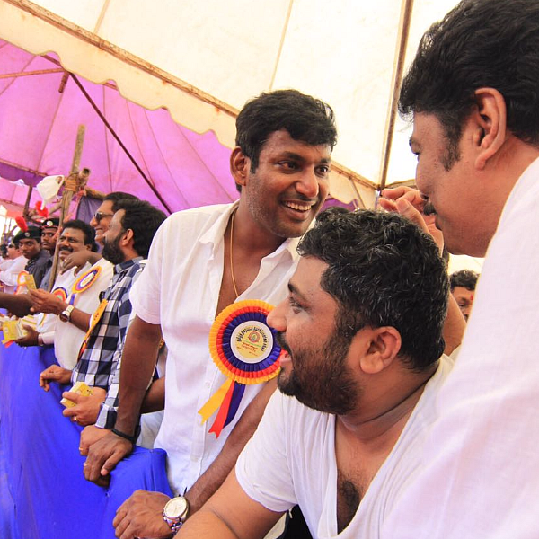 #LiveUpdates தயாரிப்பாளர் சங்க தேர்தல்: வெற்றியை குவித்த விஷால் அணியினர்!