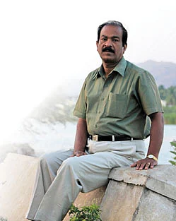 சிங்கம் சிலிர்த்து நிற்கும் தீர்த்த ம்லை!