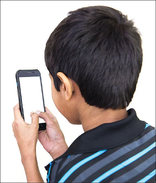 குழந்தைகளும் மொபைல் போனும் - தேவை அதிக கவனம்!