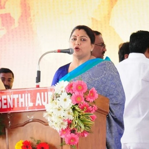 அரசியல் தலைவர்கள் முன்னிலையில் குட்டிக்கதை சொன்ன குஷ்பு!