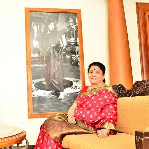 ``தங்கத்தில் எம்.ஜி.ஆர் சிலை... முதல்வர் காரில் நானும் ஜானகி அக்காவும்!" - விஜயகுமாரி