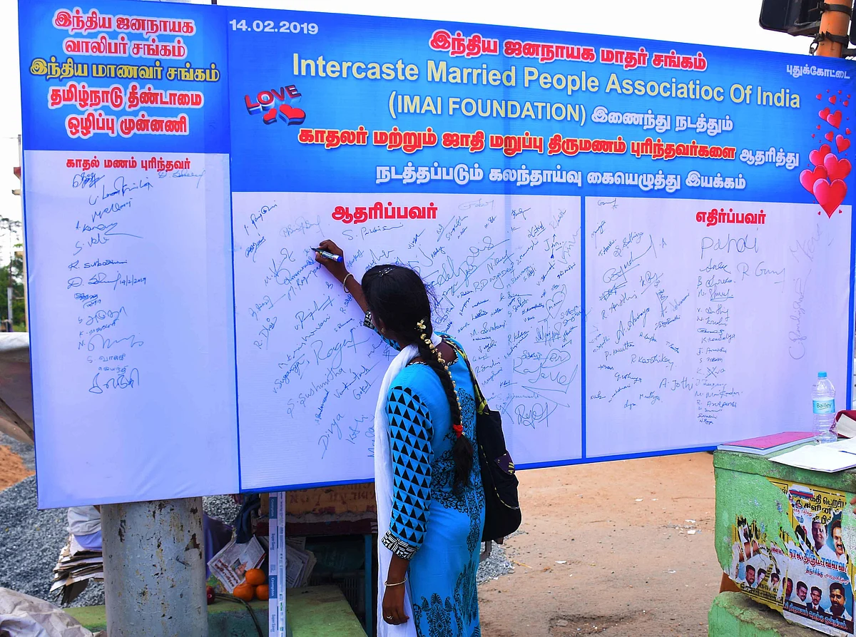 ‘காதலை ஆதரிக்கிறீர்களா?, எதிர்க்கிறீர்களா?’ - ஆர்வமுடன் கையெழுத்திட்ட மாணவிகள்