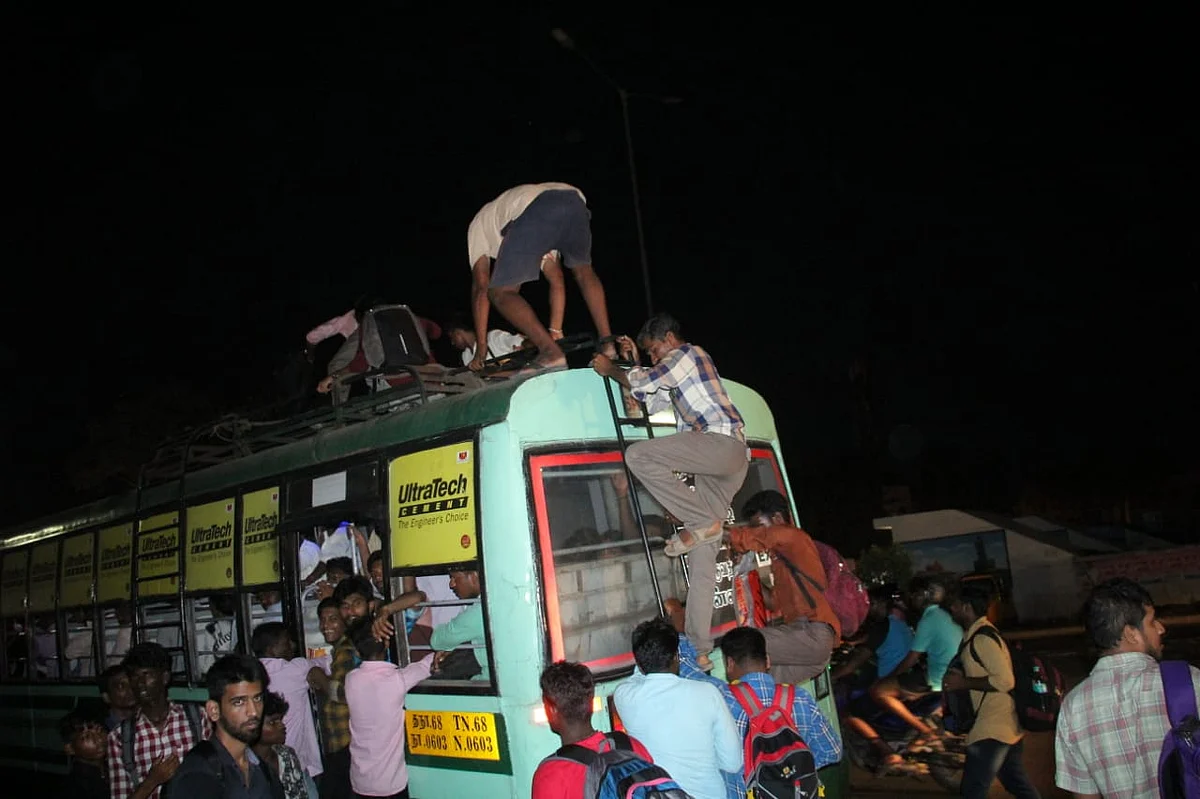 `இதுகூட செய்யாத அரசுக்கு ஓட்டு போடமாட்டோம்!’ - கோயம்பேட்டில் கொந்தளித்த பொதுமக்கள்