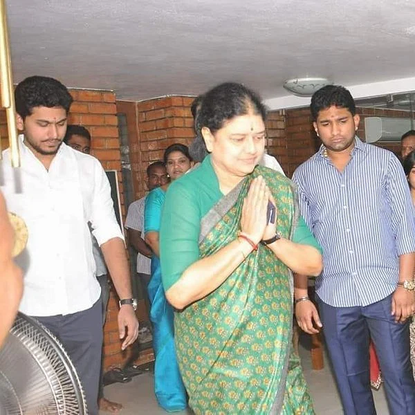 ``சசிகலா குடும்பத்தில் அதிகாரச்சண்டை..!'' வேடிக்கை பார்க்கும் ஈ.பி.எஸ்., ஓ.பி.எஸ்!