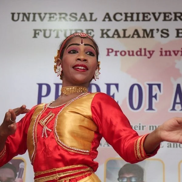உடைந்த கண்ணாடித் துண்டுகளின்மீது அரை மணி நேரம் பரதம்! - கடலூர் மாணவி சாதனை