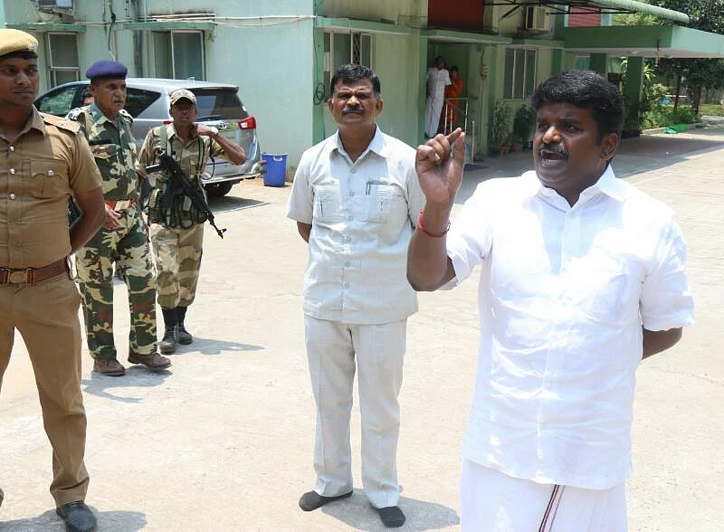 அமைச்சர்களின் நிழல் மனிதர்கள் தலைமறைவு! - ஐ.டி-க்கு அல்வா கொடுக்க அதிரடி #VikatanExclusive