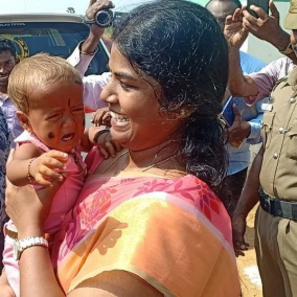 நாடோடியினக் குழந்தைகளைக் கொஞ்சிய நெல்லைக் கலெக்டர்! - அரசு காரில் வலம்வந்த மாணவிகள்