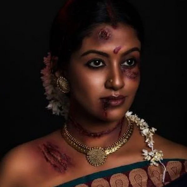 `ஸ்னோலின், ராஜலட்சுமி, ஆசிஃபாவின் தழும்புகளை முன்னிலைப்படுத்தி ஓவியம்!’ #ScarsOfSociety