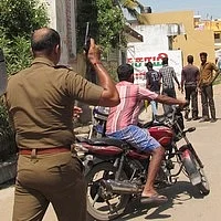 புதுச்சேரியில் பா.ம.க.- வி.சி. மோதல்: போலீஸ் துப்பாக்கி சூட்டால் பதற்றம் (படங்கள்)