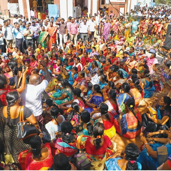 அரசு ஊழியர்கள்