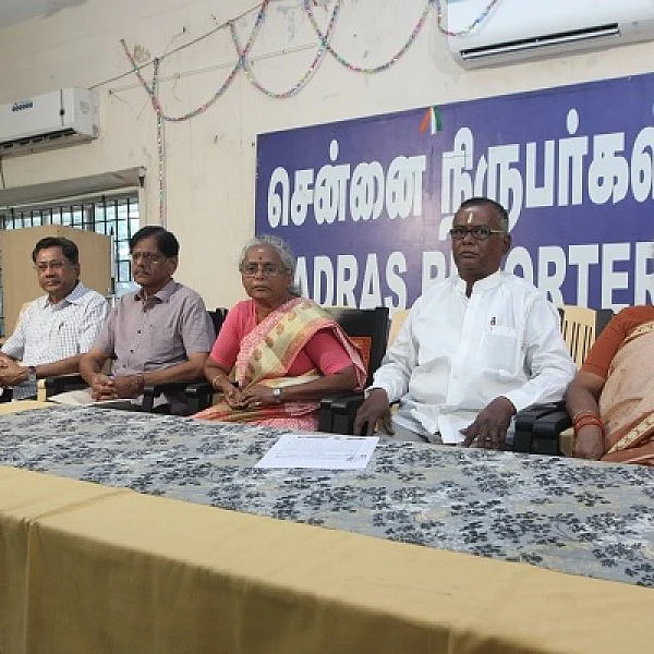 ``கோயில் சொத்துகளை முறைகேடாக விற்கும் தம்பியால் உயிருக்கு ஆபத்து!’’ - மூதாட்டிகள் கண்ணீர் பேட்டி