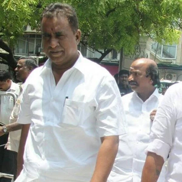 ''மிரட்டுகிறார் அமைச்சர் வேலுமணி!’’ பெண் பத்திரிகையாளர் புகார்
