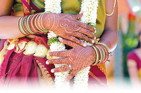 மண்டபம் பார்த்து... பத்திரிகை அடித்து... 'தில்லாலங்கடி' காதலன்!