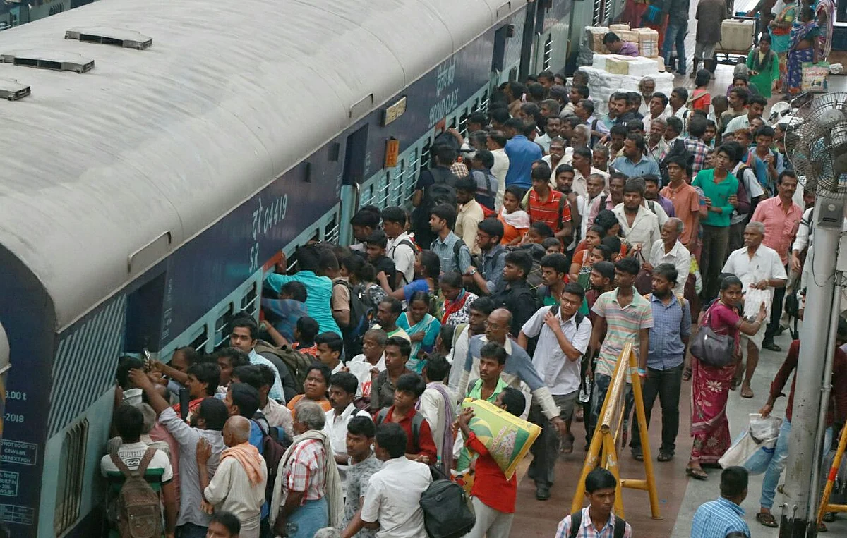 சொந்த ஊர்களுக்கு விரையும் மக்கள் கூட்டம்... எழும்பூர் ரயில் நிலையத்தில் தள்ளுமுள்ளு!