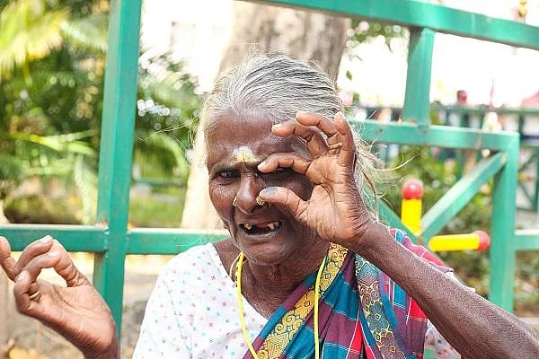 ``தூங்கவைக்கவும் பாடுதேன்...செத்தவுகளுக்கும் பாடுதேன்!” - `செப்புக்குரல்காரி’ ஒப்பாரி சீனியம்மா!
