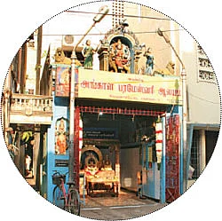 அகிலம் காக்கும் அன்னை!
