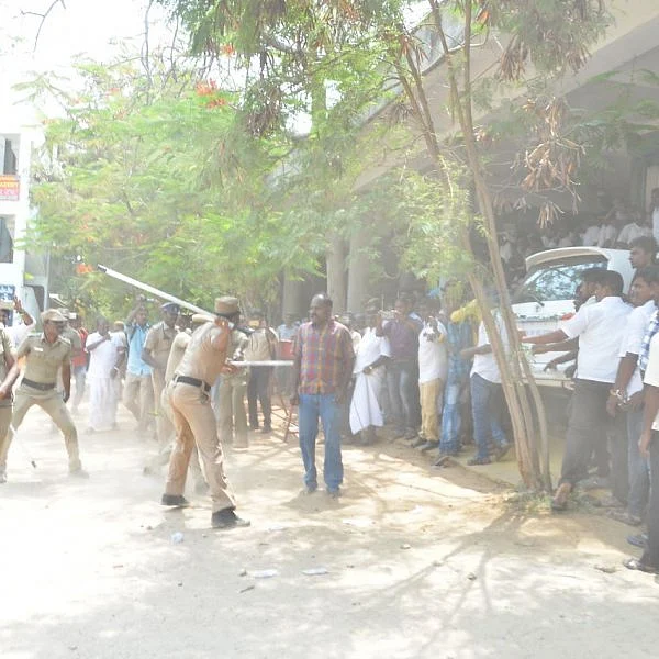 கைகலப்பு... போலீஸ் தடியடி... போர்க்களமான கூட்டுறவுச் சங்கத்தேர்தல்