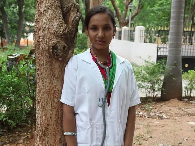 பழங்குடியின மாணவியின் மருத்துவக் கனவை நிறைவேற்றிய கலெக்டர்!
