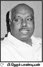 துரோகி பன்னீர்... புளி வியாபாரி விசுவநாதன்... மூணு சீட்டு முனுசாமி!