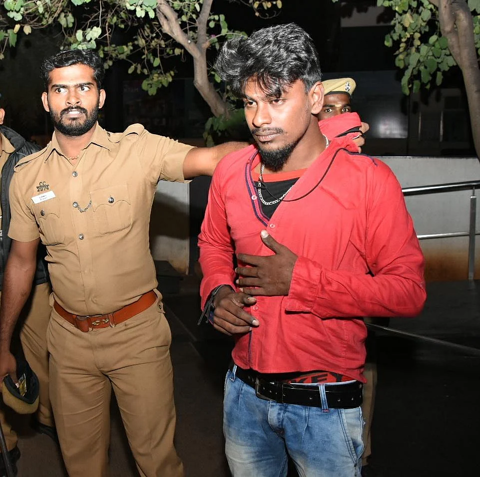 வினையான புத்தாண்டுக் கொண்டாட்டம்! - போலீஸ் உதவி கமிஷனர் மீது பீர் பாட்டில் வீசிய கோவை இளைஞர்