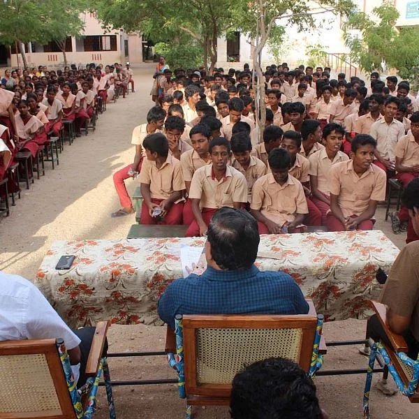 "மணல் கொள்ளை நடக்குற இடங்களைக் காட்டுறேன். நடவடிக்கை எடுப்பீங்களா சார்?" - கலெக்டரை அதிர வைத்த மாணவன்