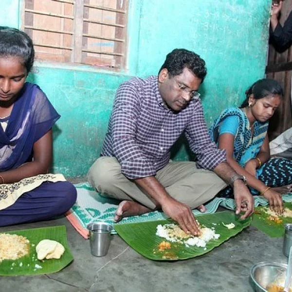 ``சாப்டீங்களான்னு கேட்கக் கூட ஆள் இல்ல! '' - கதறிய பெண்ணின் குடும்பத்துடன் உணவருந்திய கலெக்டர்