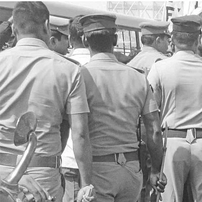 “உங்க எல்லோரையும் ரேப் பண்ணிடுவேன்!” - காக்கிகளின் காட்டு தர்பார்