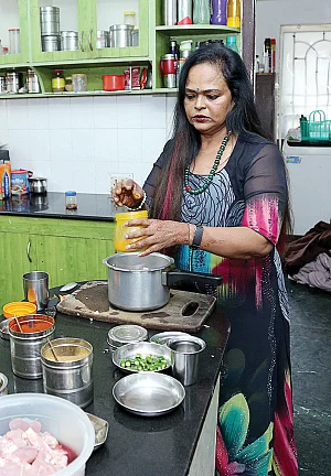 மட்டன் தொக்கு... சும்மா `கிழி கிழி கிழி’! - கலா மாஸ்டர் கிச்சன்