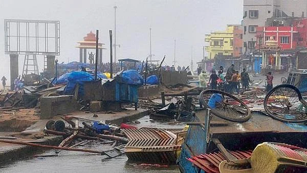 2 மணி நேர ருத்ர தாண்டவம்; காற்றில் பறந்த கார்கள்! - ஃபானியால் நிலைகுலைந்த ஒடிசா