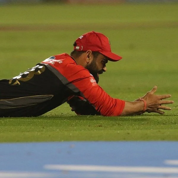 பவர் பிளேவில் 10 டாட் பால்… கோலியை இம்சிக்கும் கூக்ளி! #RRvRCB
