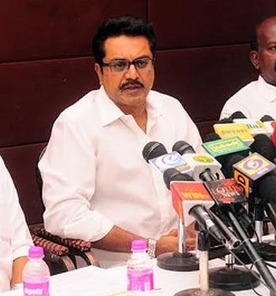 அரசியல் உள்நோக்கம் கொண்டது; நடிகர் சங்க புகாருக்கு சரத்குமார் விளக்கம்