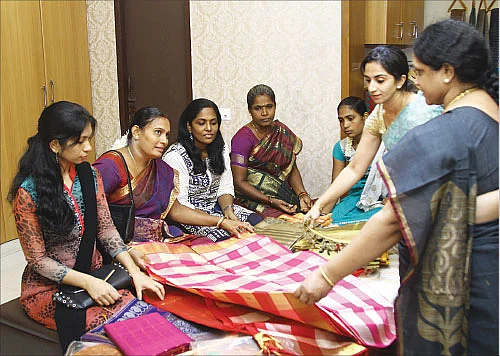 வீட்டில் புடவை பிசினஸ்... விரைவில் ஷோரூம்!