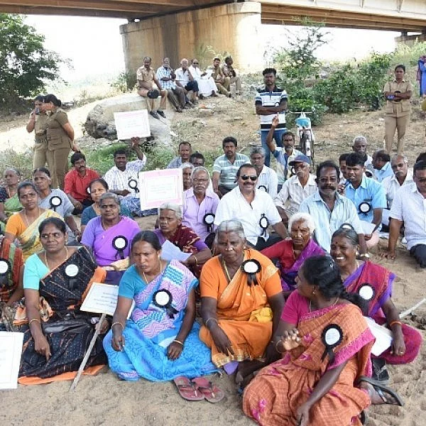``முப்போகம் விளையும் பூமி, இன்று வெடித்துக்கிடக்கிறதே” காவிரிக்குள் இறங்கிப் போராடிய பெண்கள்