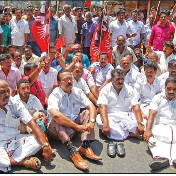 தவறு செய்யும் அதிகாரிகளைத் தட்டிக் கேட்கக்கூடாதா?