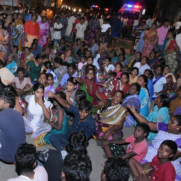 புயலில் இறந்த தூத்துக்குடி மீனவர்களின் உடலைப் பெற்றுத்தர வலியுறுத்தி மீனவர்கள் சாலைமறியல்