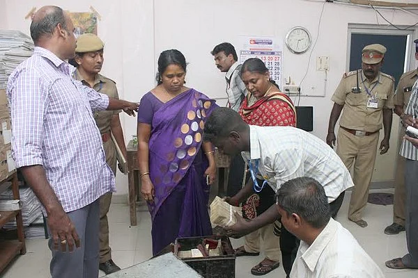 பறக்கும் படை சோதனை; சிக்கிய ரூ. 2 கோடியே 80 லட்சம் வங்கிப்பணமா
