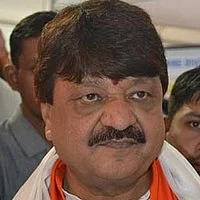 வாக்காளர்களுக்கு பகிரங்கமாக பணம் கொடுத்த பா.ஜ.க. அமைச்சர்!