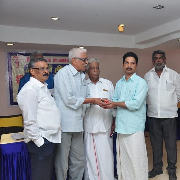 இப்படியும் ஒரு டீ கடை ஓனர் - 300 நாள் வேலை பார்த்தால் தங்க மோதிரம்!