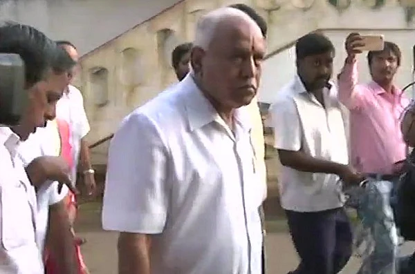 முதல் ஆளாக வாக்களித்த பாஜக முதல்வர் வேட்பாளர்