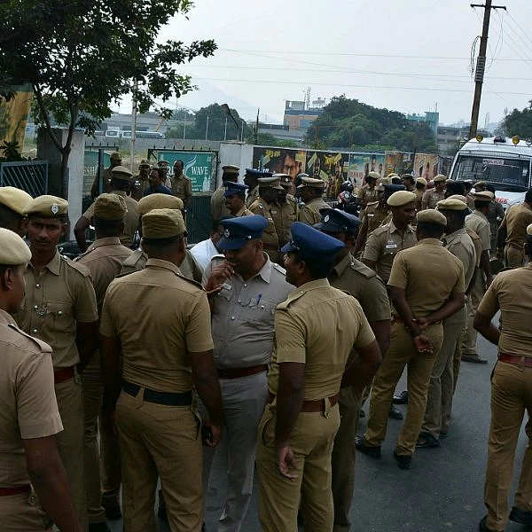 `ரூ.300 கோடி நிலம் அபகரிப்பு; அமைச்சர் வீரமணிக்கு சம்மன்?’- சுற்றுச்சுவர் இடிப்பால் வேலூரில் பதற்றம்