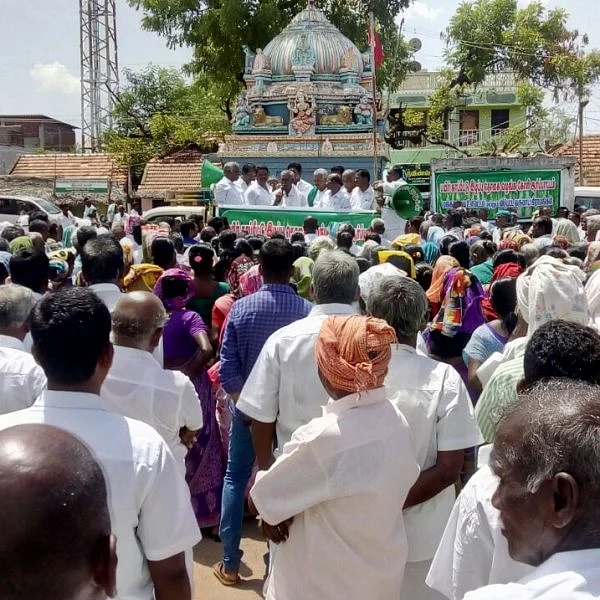 பயிர் காப்பீட்டுத் தொகை வழங்கக்கோரி திருவாடானையில் விவசாயிகள் ஆர்ப்பாட்டம்!