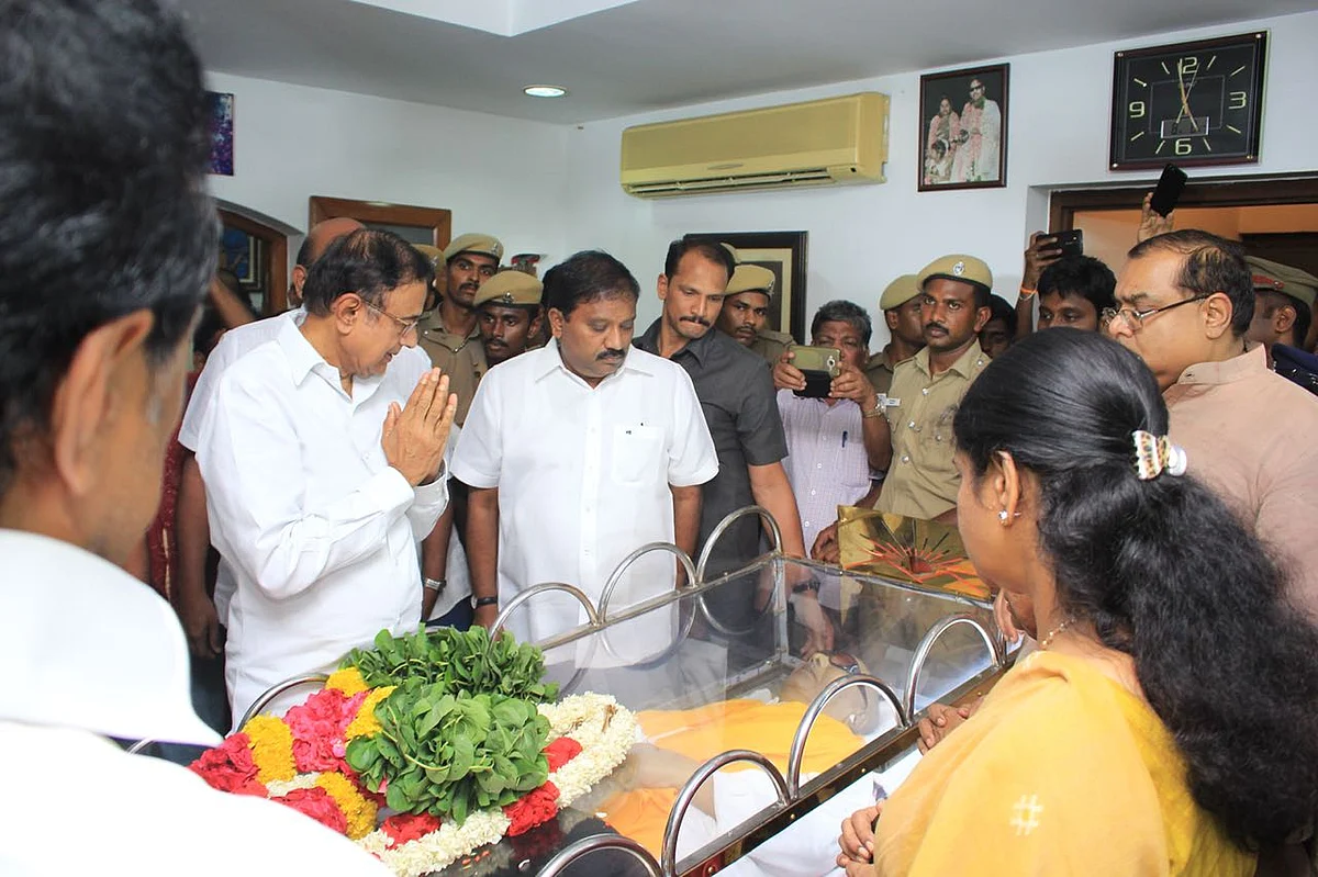 Live update: மெரினாவில் விதைக்கப்பட்டார் கலைஞர்! #Karunanidhi
