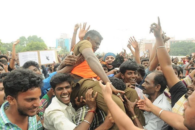 திமிறும் தமிழகம்: அவசரச் சட்டம் பிறப்பித்தார் ஆளுநர்! அலங்காநல்லூரில் நாளை ஜல்லிக்கட்டு #LiveUpdate