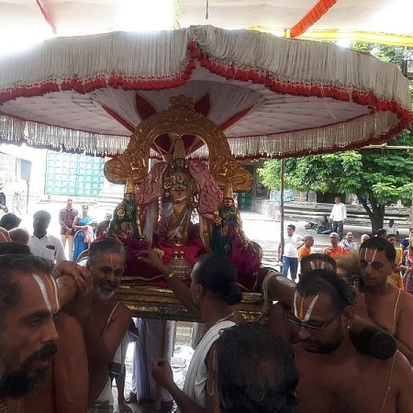 வடகலை, தென்கலை சர்ச்சை.... காஞ்சிபுரம் வரதராஜ பெருமாள் கோயிலில் என்ன நடக்கிறது?